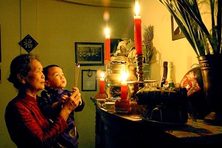 Chuyện thắp hương trên bàn thờ tổ tiên là một nét đẹp văn hóa truyền thống không thể thiếu ở hầu hết các nước Á Châu. (Ảnh: vovworld.vn)